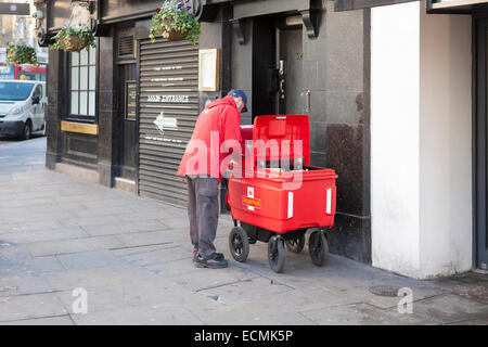 Un Royal Mail portalettere, Londra, Inghilterra Foto Stock