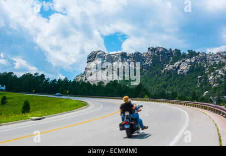 Il Monte Rushmore nel Sud Dakota Keystone il traffico sulla strada per il National Memorial dei presidenti motociclo pietra miliare di montagna Foto Stock