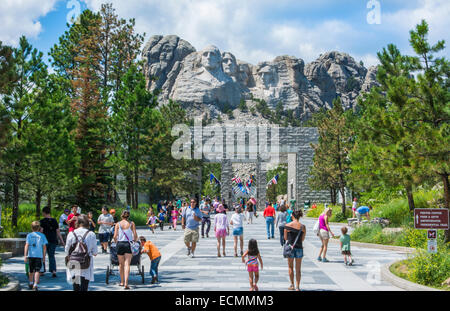 Il Monte Rushmore nel Sud Dakota Keystone ingresso con bandiere per National Memorial dei presidenti in pietra su pietra miliare di montagna attra Foto Stock