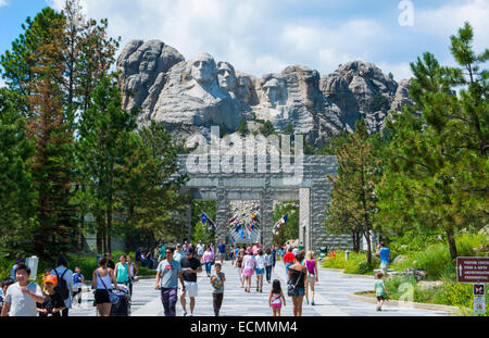 Il Monte Rushmore nel Sud Dakota Keystone ingresso con bandiere per National Memorial dei presidenti in pietra su pietra miliare di montagna attra Foto Stock