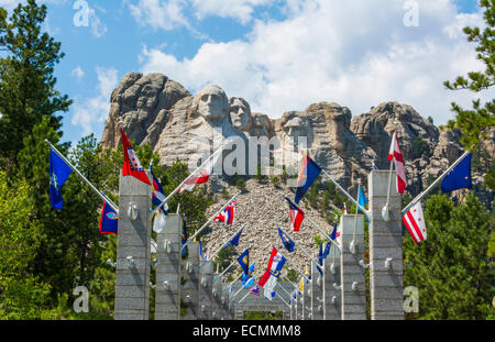 Il Monte Rushmore nel Sud Dakota Keystone ingresso con bandiere per National Memorial dei presidenti in pietra su pietra miliare di montagna attra Foto Stock