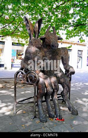 La lepre e il MINOTAURO lungo la Promenade, Cheltenham, Gloucestershire, Inghilterra, Regno Unito, Europa occidentale. Foto Stock