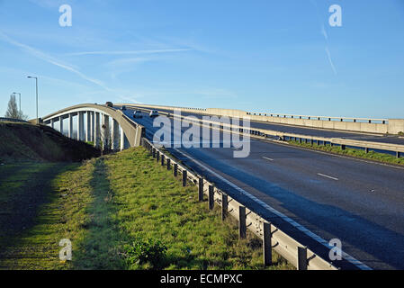 La traversata Sheppey che porta la A249 attraverso Swale che separa il Isle of Sheppey dalla terraferma Foto Stock