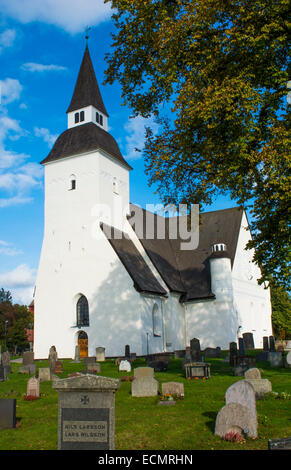 Sorunda Svezia bella bianca chiesa e cimitero nella piccola e pittoresca cittadina a sud di Stoccolma Foto Stock