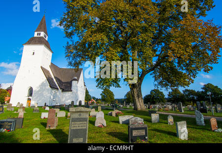 Sorunda Svezia bella bianca chiesa e cimitero nella piccola e pittoresca cittadina a sud di Stoccolma Foto Stock