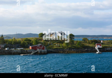 Bronnoysund Norvegia crociera Hurtigruten piccola pesca di colorate case ed abitazioni da acqua Foto Stock