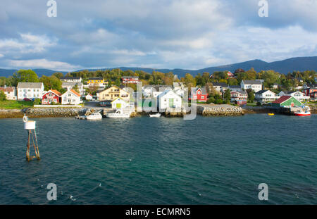 Bronnoysund Norvegia crociera Hurtigruten piccola pesca di colorate case ed abitazioni da acqua Foto Stock