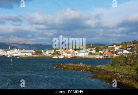 Bronnoysund Norvegia crociera Hurtigruten piccola pesca di colorate case ed abitazioni da acqua Foto Stock