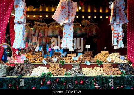 Nottingham mercatino di Natale 2014. Una pasticceria bancarella vendendo vari prodotti dolciari . Inghilterra, Regno Unito Foto Stock