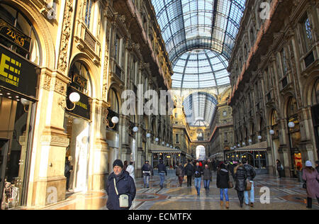 La gente camminare all'interno della Galleria Vittorio Emanuele - la famosa galleria commerciale con le boutique eleganti e creatore di moda outlet Foto Stock