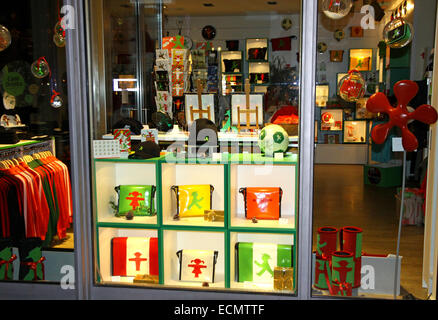 Vetrina di Ampelmann (simbolico persona indicata sul semaforo) store a Berlino, Germania Foto Stock