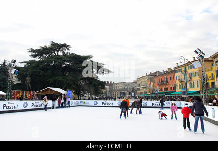 Per coloro che godono di pattinaggio sul ghiaccio in Verona, Italia Foto Stock