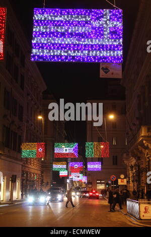 Roma, 16 Dicembre 2014 - Expo Milano 2015 partecipanti bandiere internazionali le luci di Natale impostato sulla principale via del Corso e via dello shopping nel centro di Roma Italia Credito: Gari Wyn Williams/Alamy Live News Foto Stock