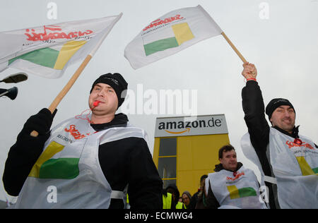 I membri dell'Unione polacca "olidarnosc' ondata bandiere del Amazon centro logistico a Leipzig, Germania, 17 dicembre 2014. La German Servizi unione "Verdi" ha chiamato per una tre giorni di sciopero presso il rivenditore online, esigendo un collettivo salario accordo secondo le condizioni del commercio al dettaglio. Foto: PETER ENDIG/dpa Foto Stock