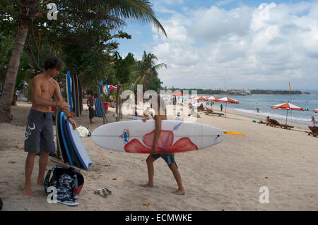 Donna surfer. Lezioni di surf sulla spiaggia di Kuta. Lezioni di surf. Bali. Kuta è una città costiera nel sud dell'isola di Foto Stock