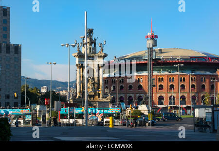 Barcellona Spagna traffico in cerchio denominata Plaza de Espana e le arene che era la vecchia arena di Bull Ring Foto Stock