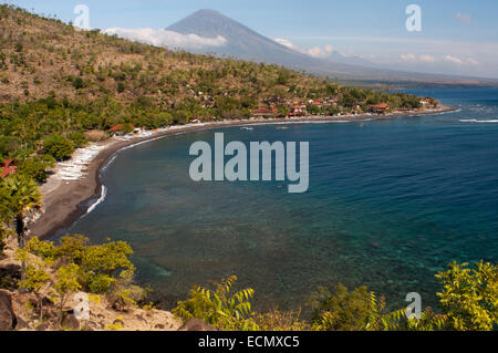 Il piccolo villaggio di pescatori di Amed con vedute del Monte Gunung Agung Sfondo (3142m). A est di Bali. Amed è una lunga striscia costiera Foto Stock