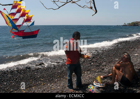 Comete venditore nella Spiaggia di Amed. Le comete sono barche. Tulamben beach. Bali. Tulamben è un piccolo villaggio di pescatori del nord Foto Stock