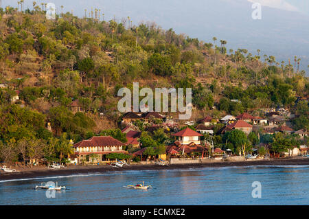 Il piccolo villaggio di pescatori di Amed con vedute del Monte Gunung Agung Sfondo (3142m). A est di Bali. Amed è una lunga striscia costiera Foto Stock