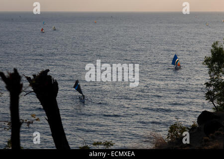 Amed barche di pescatori. A est di Bali. Amed è una lunga striscia costiera di villaggi di pescatori nella parte Est di Bali. Amed si riferisce a un lungo tratto o Foto Stock