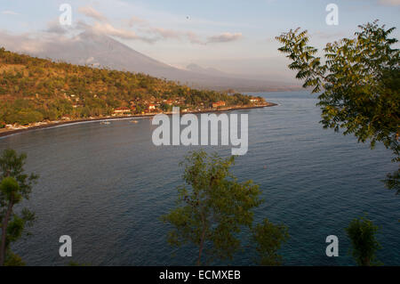 Il piccolo villaggio di pescatori di Amed con vedute del Monte Gunung Agung Sfondo (3142m). A est di Bali. Amed è una lunga striscia costiera Foto Stock