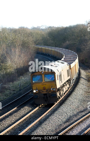 Classe GBRf 66 locomotiva diesel tirando treno merci, Hatton Nord Junction, Warwickshire, Regno Unito Foto Stock