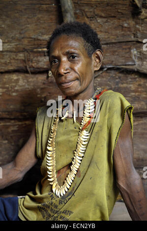 Il Ritratto Korowai donna nella casa in legno. Korowai Kombai ( Kolufo). Foto Stock