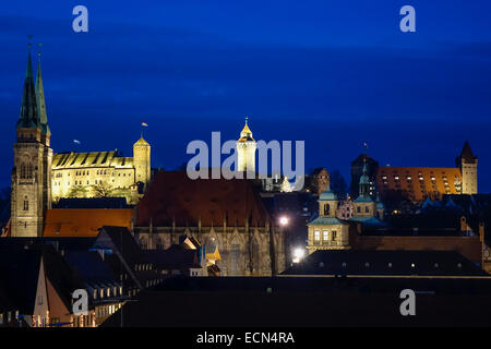 Chiesa di S. Sebaldo e Castello di Norimberga di notte, Norimberga, Media Franconia, Franconia, Baviera, Germania, Europa Foto Stock