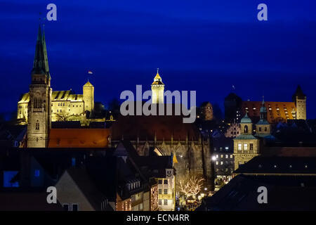 Chiesa di S. Sebaldo e Castello di Norimberga di notte, Norimberga, Media Franconia, Franconia, Baviera, Germania, Europa Foto Stock