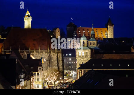 Chiesa di S. Sebaldo e Castello di Norimberga di notte, Norimberga, Media Franconia, Franconia, Baviera, Germania, Europa Foto Stock