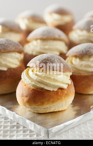 Semla ciambelle. Il cardamomo panini dolci con crema di mandorle. Svezia Alimenti Foto Stock