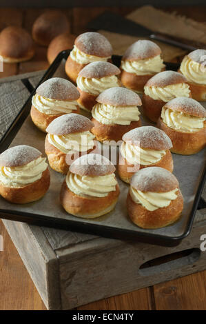Semla ciambelle. Il cardamomo panini dolci con crema di mandorle. Svezia Alimenti Foto Stock