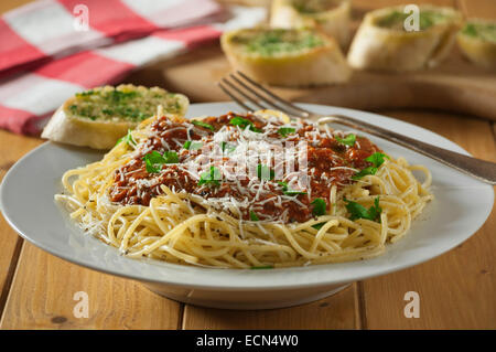 Spaghetti alla bolognese con aglio pane. La pasta italiana La cucina del piatto. Foto Stock