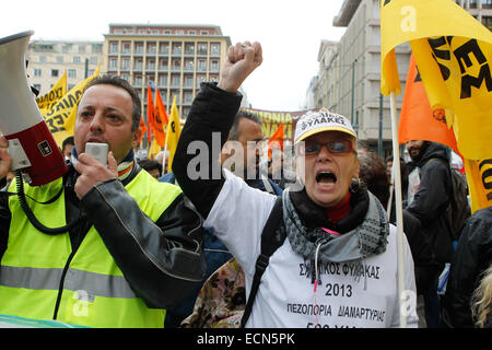 Atene, Grecia. Xvii Dec, 2014. La Grecia del settore pubblico ADEDY unione al di fuori del parlamento greco. I Dimostranti esigono la ricondotta di respinto i lavoratori del settore pubblico e la soppressione di un programma di mobilità il mandato da parte del paese di creditori esteri. Anche questa sera la Grecia legislatori della votazione, il primo dei tre turni di un voto presidenziale che deciderà se il paese è costretto a scattare le elezioni nazionali e un nuovo periodo di caos politico. Credito: Aristidis Vafeiadakis/ZUMA filo/Alamy Live News Foto Stock