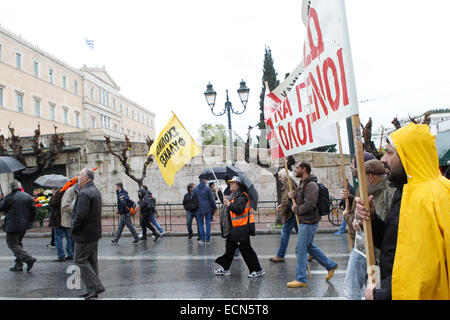 Atene, Grecia. Xvii Dec, 2014. La Grecia del settore pubblico ADEDY unione al di fuori del parlamento greco. I Dimostranti esigono la ricondotta di respinto i lavoratori del settore pubblico e la soppressione di un programma di mobilità il mandato da parte del paese di creditori esteri. Anche questa sera la Grecia legislatori della votazione, il primo dei tre turni di un voto presidenziale che deciderà se il paese è costretto a scattare le elezioni nazionali e un nuovo periodo di caos politico. Credito: Aristidis Vafeiadakis/ZUMA filo/Alamy Live News Foto Stock