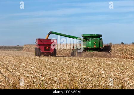 John Deere raccolta combinato coppia campo di mais. Foto Stock
