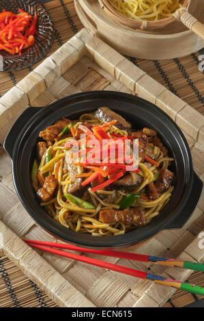 Yakisoba. Noodles fritti. Il cibo giapponese Foto Stock
