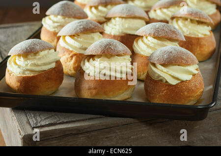 Semla ciambelle. Il cardamomo panini dolci con crema di mandorle. Svezia Alimenti Foto Stock