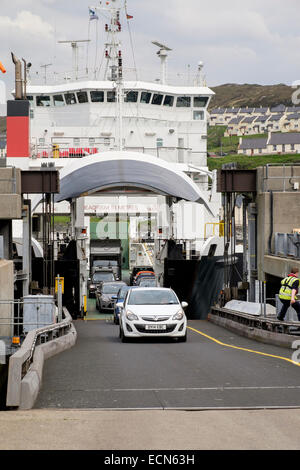 Vetture lo sbarco di Skye traghetto per auto 'MV' Coruisk ancorata al terminale nel porto di Mallaig, Highland, Scozia, Regno Unito, Gran Bretagna Foto Stock