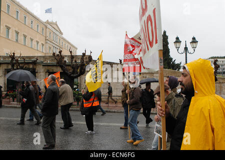 Atene, Grecia. Xvii Dec, 2014. La Grecia del settore pubblico ADEDY unione al di fuori del parlamento greco. I Dimostranti esigono la ricondotta di respinto i lavoratori del settore pubblico e la soppressione di un programma di mobilità il mandato da parte del paese di creditori esteri. Anche questa sera la Grecia legislatori della votazione, il primo dei tre turni di un voto presidenziale che deciderà se il paese è costretto a scattare le elezioni nazionali e un nuovo periodo di caos politico. Credito: Aristidis Vafeiadakis/ZUMA filo/Alamy Live News Foto Stock