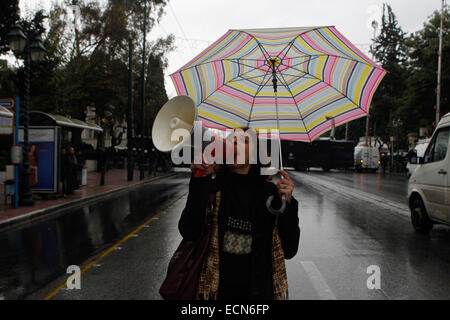 Atene, Grecia. Xvii Dec, 2014. La Grecia del settore pubblico ADEDY unione al di fuori del parlamento greco. I Dimostranti esigono la ricondotta di respinto i lavoratori del settore pubblico e la soppressione di un programma di mobilità il mandato da parte del paese di creditori esteri. Anche questa sera la Grecia legislatori della votazione, il primo dei tre turni di un voto presidenziale che deciderà se il paese è costretto a scattare le elezioni nazionali e un nuovo periodo di caos politico. Credito: Aristidis Vafeiadakis/ZUMA filo/Alamy Live News Foto Stock