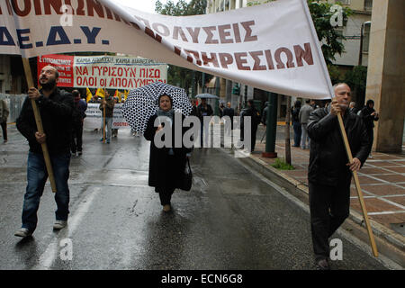 Atene, Grecia. Xvii Dec, 2014. La Grecia del settore pubblico ADEDY unione al di fuori del parlamento greco. I Dimostranti esigono la ricondotta di respinto i lavoratori del settore pubblico e la soppressione di un programma di mobilità il mandato da parte del paese di creditori esteri. Anche questa sera la Grecia legislatori della votazione, il primo dei tre turni di un voto presidenziale che deciderà se il paese è costretto a scattare le elezioni nazionali e un nuovo periodo di caos politico. Credito: Aristidis Vafeiadakis/ZUMA filo/Alamy Live News Foto Stock