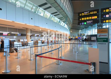 Vuoto area check in presso l'aeroporto di Valencia Foto Stock