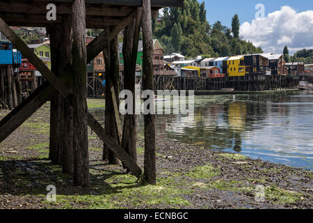 Stilt tradizionali case (palafitos). Castro. Isola di Chiloe. Cile Foto Stock