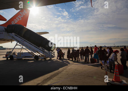 I passeggeri che usano il velivolo posteriore scale per aeromobili Easyjet Foto Stock