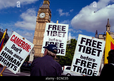 I manifestanti nella parte anteriore del parlamento britannico a Londra Inghilterra Holding cartelloni . Free Tibet protesta di fronte al Big Ben Foto Stock