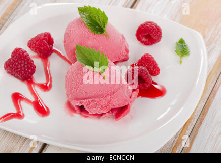 Il sorbetto di lamponi con menta fresca. Messa a fuoco selettiva Foto Stock