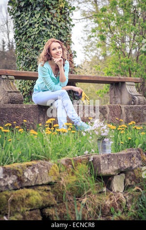 Giovane donna lavora in giardino Foto Stock