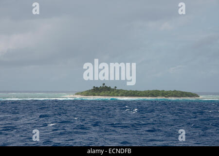 Oceano Pacifico occidentale, Stati Federati di Micronesia, Isole Caroline, stato di Yap. Minuscola isola remota di Gaferut. Foto Stock