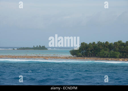 Stati Federati di Micronesia, Isole Caroline, Yap, Isola di Ifalik. Pacific vista della piccola isola corallina di Ifalik. Foto Stock